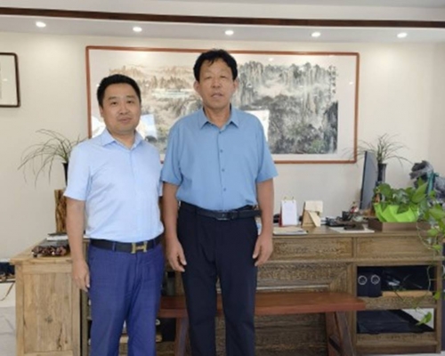李男（右）與代表律師維權2年多，終於如願以償，並獲政府賠償39萬元。互聯網圖片