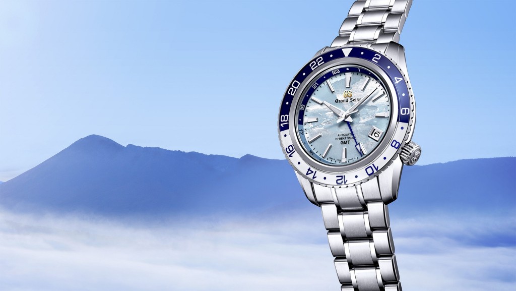 SGBJ275的淺藍色錶盤模擬山頂在黎明時分罕見的雲海景觀。