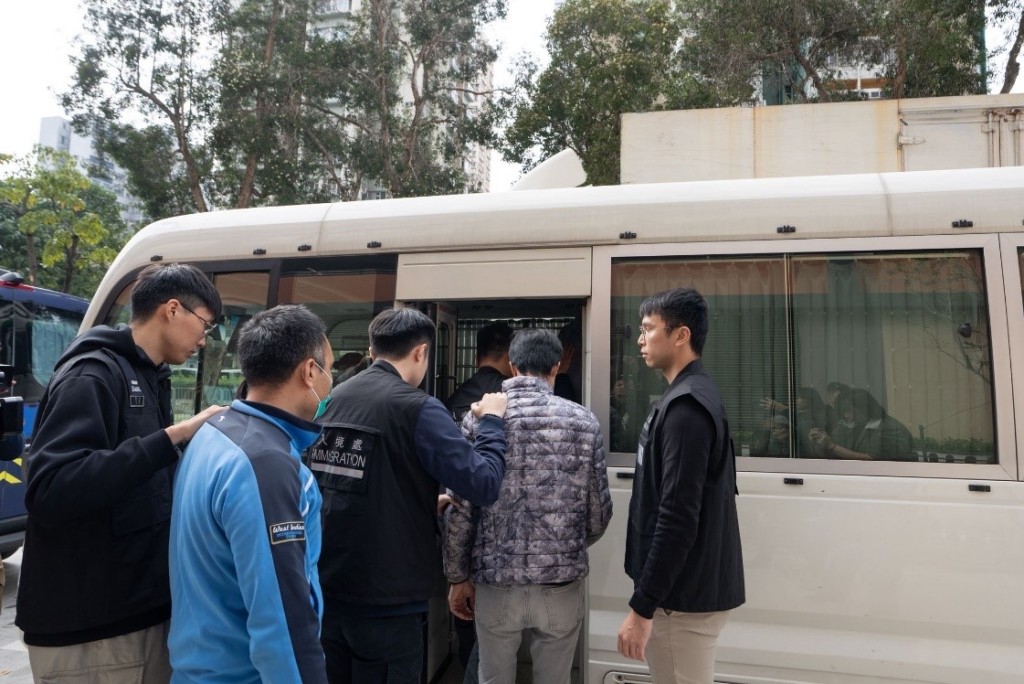 懷疑非法勞工在行動中被捕。政府新聞處圖片