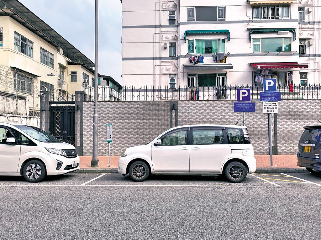 試過停泊在咪錶位，返回取車時發現前車尾轆出界，而且尾泵把只差一吋便觸及他車的前泵把，而後車亦緊貼，重點是他已經用了「十手軚」都無法離開車位