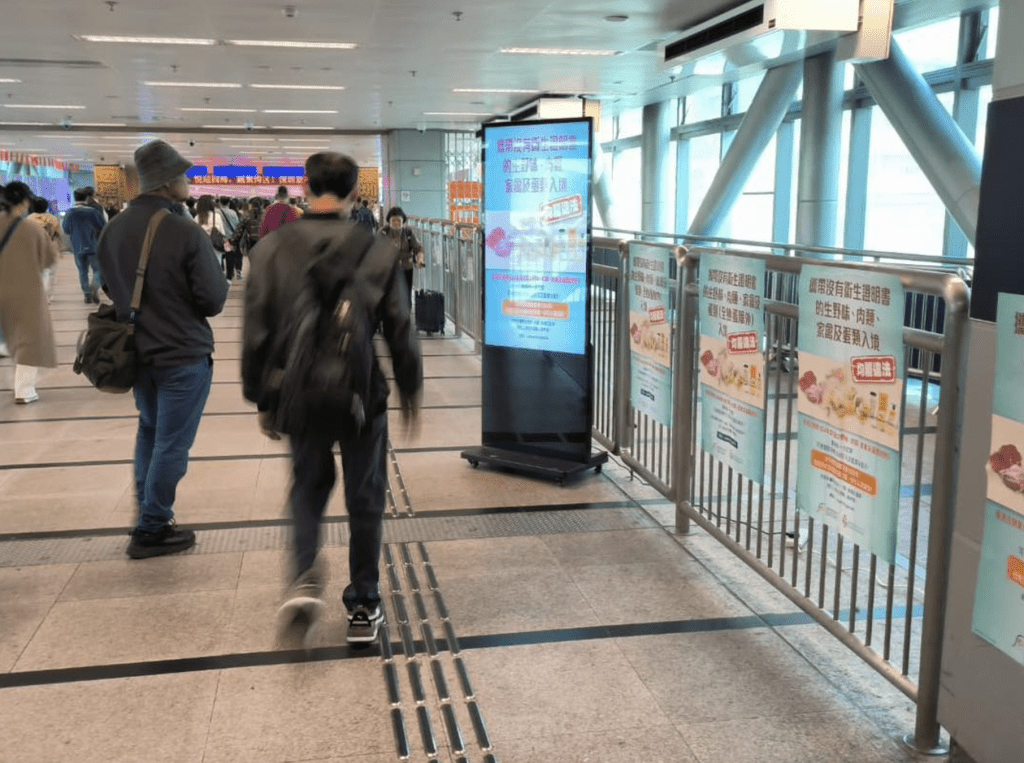 農曆新年將至，香港海關聯同食環署食物安全中心於周五（13日）加強在各邊境口岸的宣傳，並向市民派發《旅客過關小錦囊》和有關進口野味、肉類、家禽及蛋類入境的管制傳單，提醒市民切勿非法攜帶受規管食物到港。