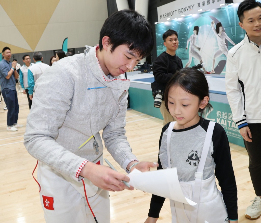 小劍手妹妹難得見到陳樂熹，當然也要他的簽名留念。徐嘉華攝