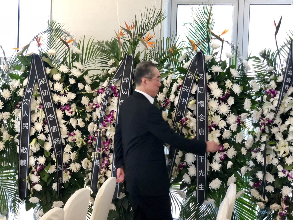 追思會會場擺滿花籃。