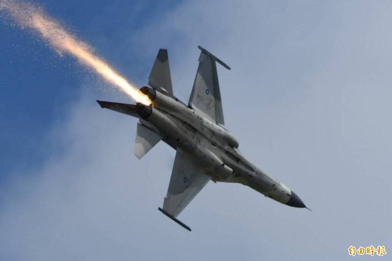 台湾空军IDF战机表演时空中漏油起火。