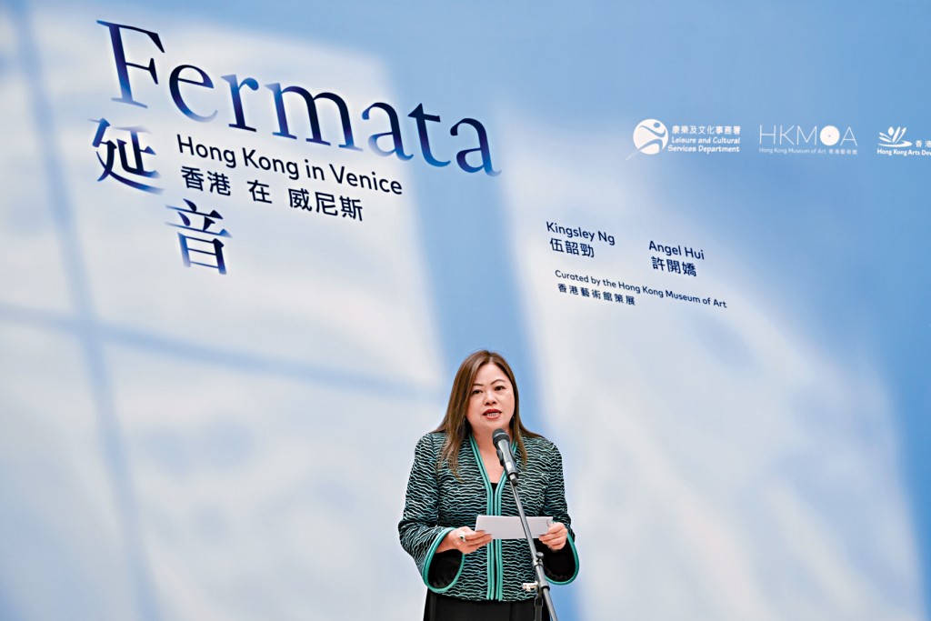 罗淑佩致辞时指，双年展除了展现本地艺术家才华外，亦有助说好香港故事。