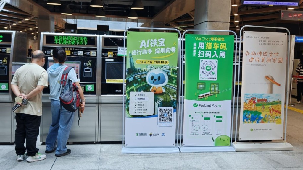 新皇崗口岸啟用首日運作暢順，深圳地鐵7號線皇崗口岸站未見有人潮。周正豪攝