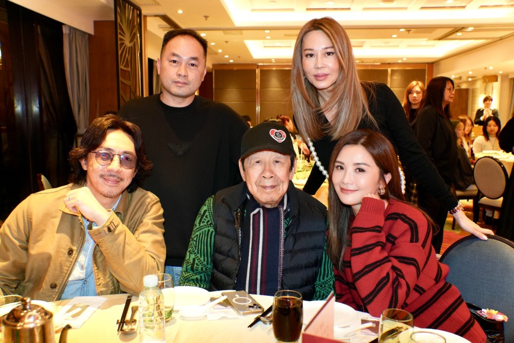 阿聰、阿Sa與修哥還逐張枱敬酒。 阿聰、阿Sa與修哥還逐張枱敬酒。