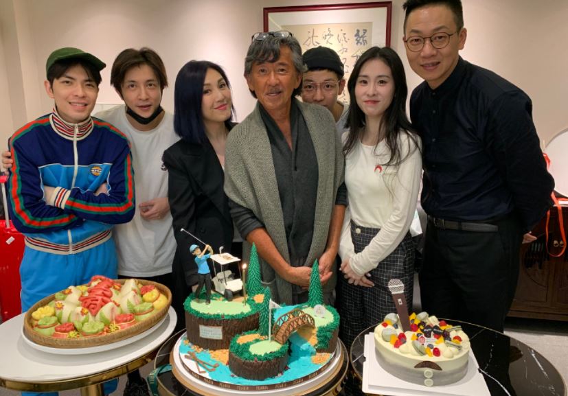 日前千嬅(左三 )在內地為林子祥(中)慶祝生日。