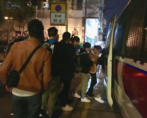 警方拘捕18男女。警方提供