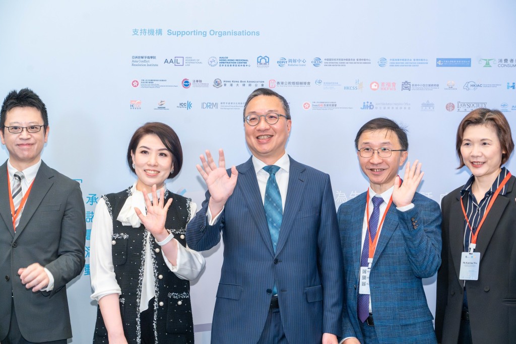 律政司司長林定國(中)表示,調解是爭議解決的未來,而香港正是「調解之都」。 律政司司長林定國(中)表示,調解是爭議解決的未來,而香港正是「調解之都」。