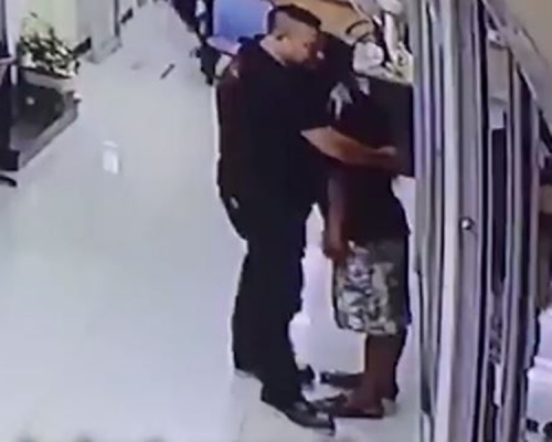 暖心警察「愛的擁抱」化解衝突。影片截圖
