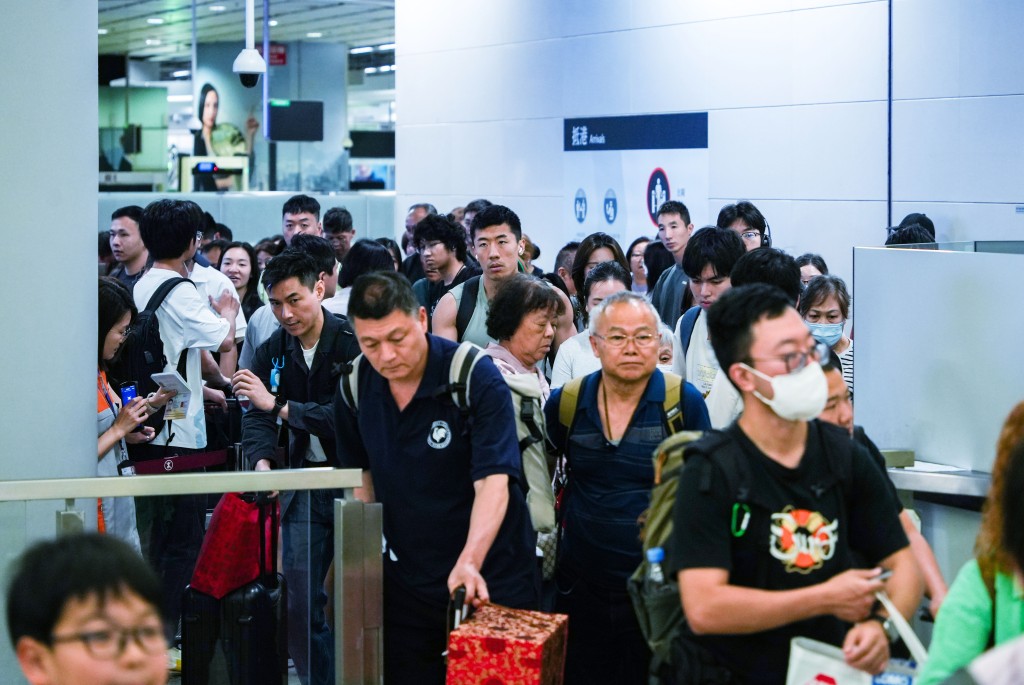 復活節及清明節長假期最後一日，大批北上港人返港。