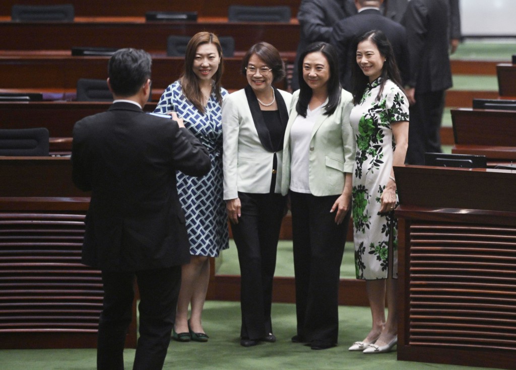 一眾身穿綠色的女議員合照留念。蘇正謙攝