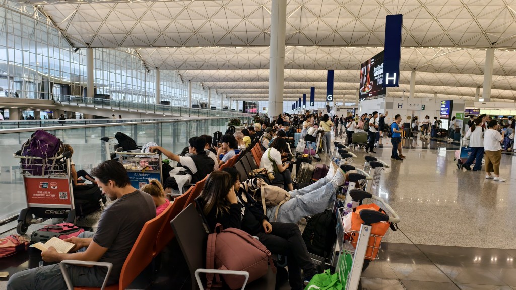 多名旅客被迫滯留。