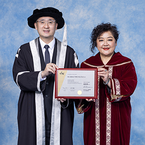 資歷架構美容及美髮業行業培訓諮詢委員會主席楊慧君（右）。職訓局網站圖片