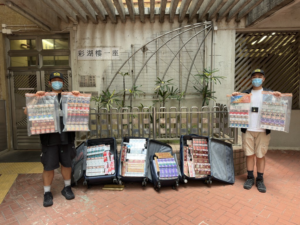 香港海關打擊私煙活動不遺餘力。圖為海關人員於本月4日在上水彩園邨拘捕兩名分銷私煙的印尼女傭,檢獲20萬枝私煙。 資料圖片 香港海關打擊私煙活動不遺餘力。圖為海關人員於本月4日在上水彩園邨拘捕兩名分銷私煙的印尼女傭,檢獲20萬枝私煙。 資料圖片