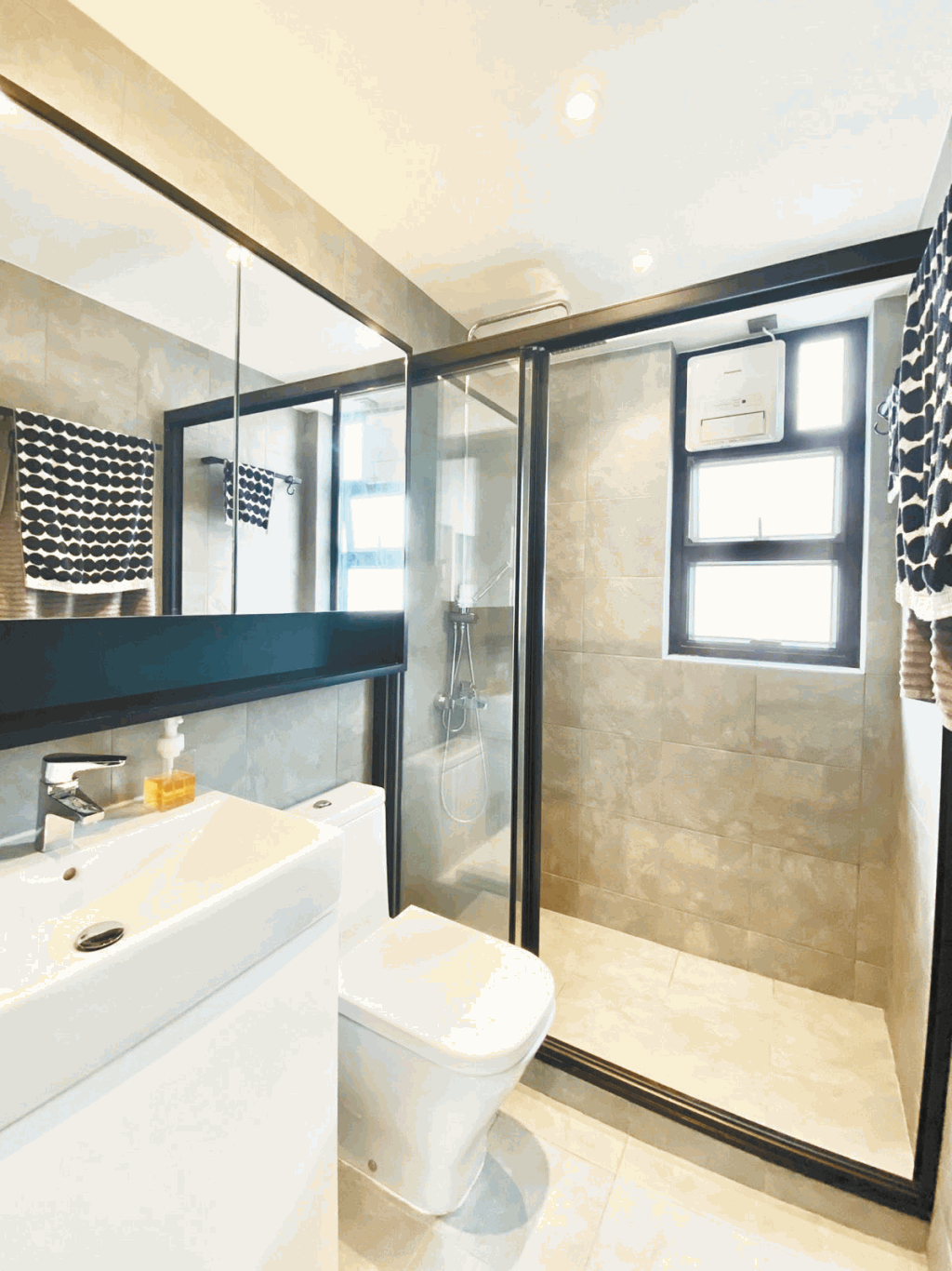 浴室設大鏡子，方便住戶整理儀容。 