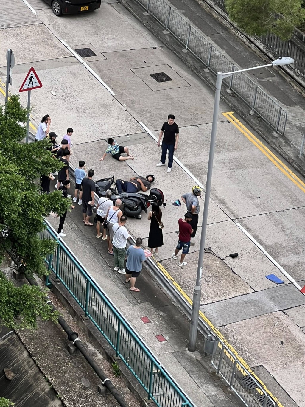 一輛電單車撞到一名過路的男童。網上圖片 一輛電單車撞到一名過路的男童。網上圖片