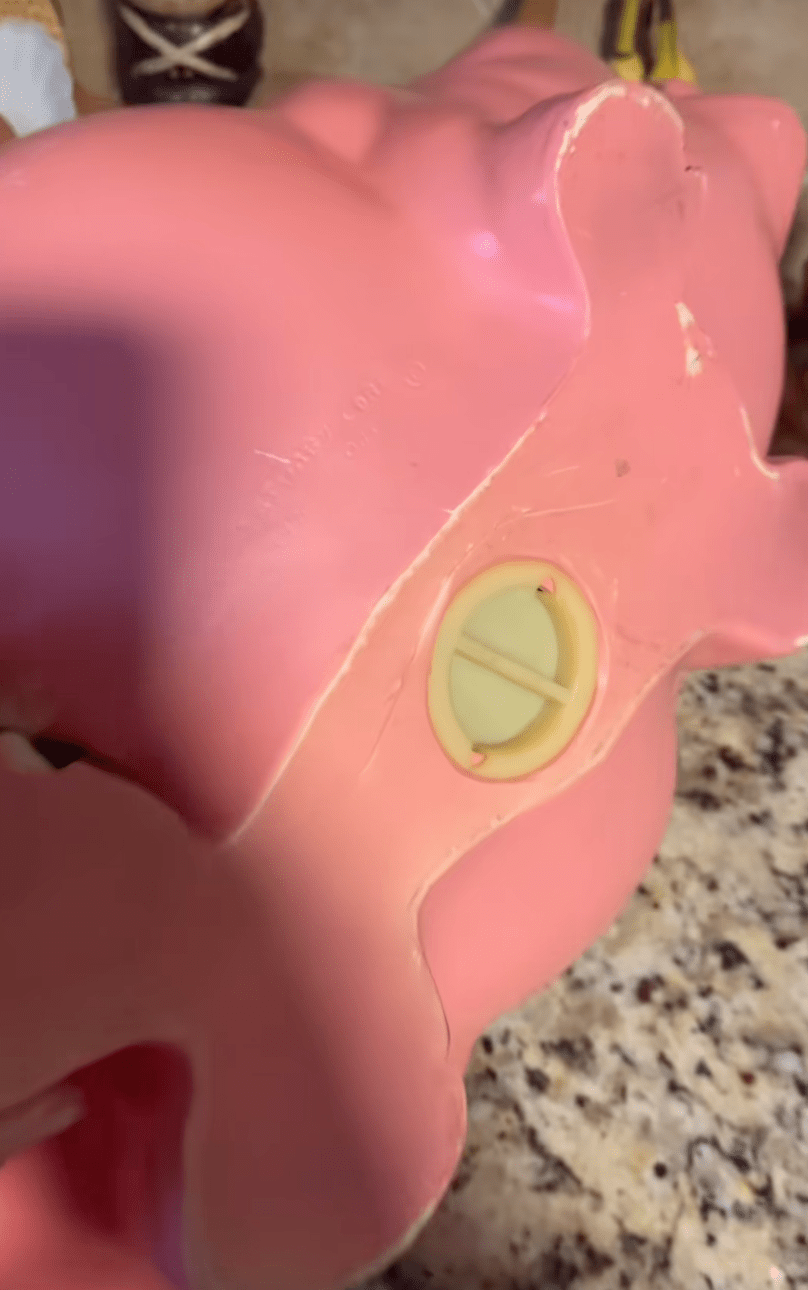 影片中可見,錢罌底部的塞子從未被打開,她好奇拉開後,先後扯出多個綁好的小膠袋,最終竟取出一疊以髮圈捆紮的紙幣。TikTok@miles8katrina 影片中可見,錢罌底部的塞子從未被打開,她好奇拉開後,先後扯出多個綁好的小膠袋,最終竟取出一疊以髮圈捆紮的紙幣。TikTok@miles8katrina