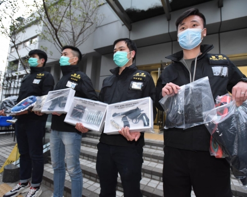 警方檢獲犯案衣物及氣槍。