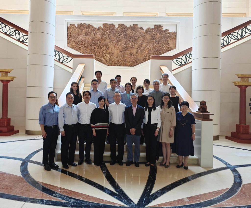 何永賢昨日拜會了中國駐新加坡使館代辦朱憬，並向他介紹香港房屋政策方面的工作。何永賢fb