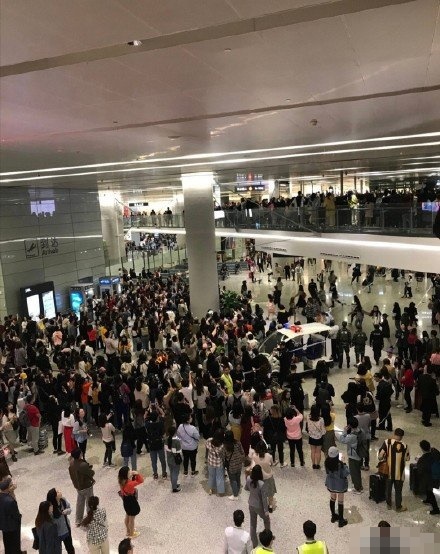 整個航站樓亦人山人海，在1樓及2樓都擠滿粉絲。網圖