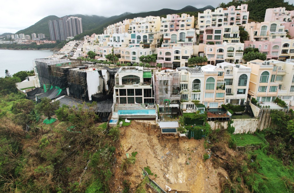 紅山半島在9月世紀暴雨中發生山泥傾瀉，令多間獨立屋疑涉僭建及佔用官地問題曝光。資料圖片