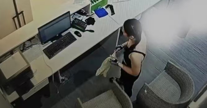 深圳女子趁前台不在自助續費兩年健身卡會員。抖音@型氪運動海岸城店