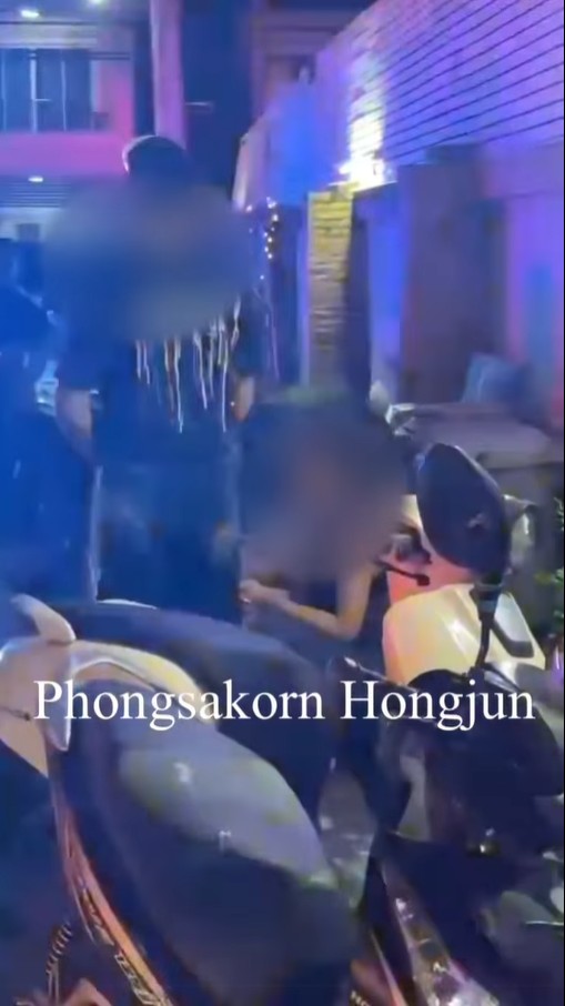 疑似涉事女子被问话。 Facebook/ Phongsakorn Hongjun