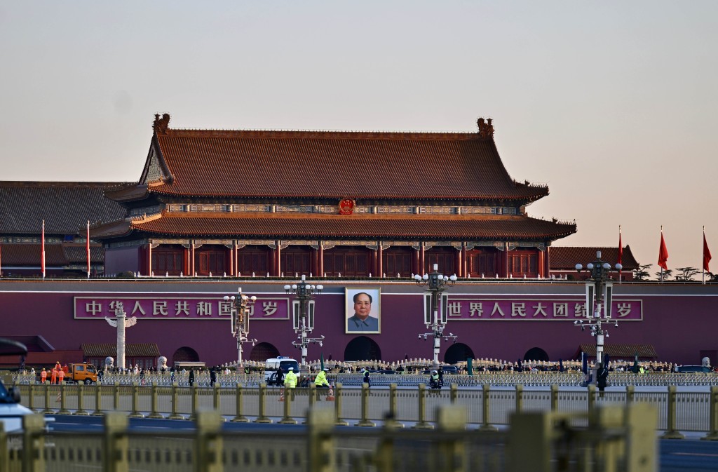 香港新一代文化協會組織「香港大學生升旗隊代表訪京團」和「香港中學生升旗隊代表訪京團」，到天安門廣場觀看升國旗儀式。
