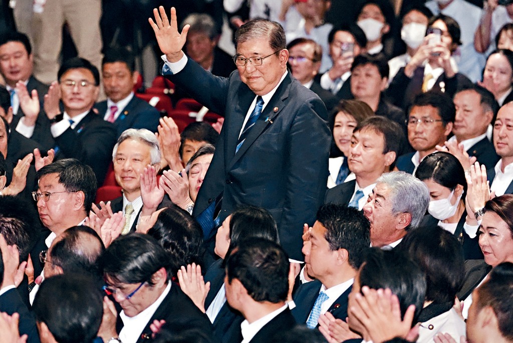 石破茂周五當選自民黨總裁後向支持者揮手致意。