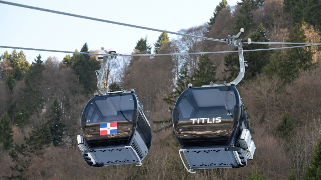 瑞士中部滑雪場纜車脫索墜山坡翻滾 女滑雪客被困車內死亡。路透社