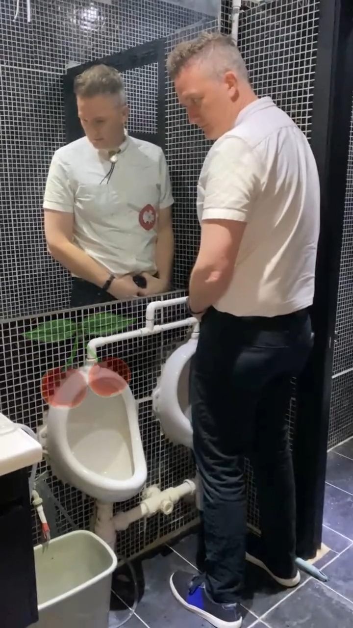 布伟杰曾展示香港男厕内的空间，尿兜相距目测只得约10多厘米。