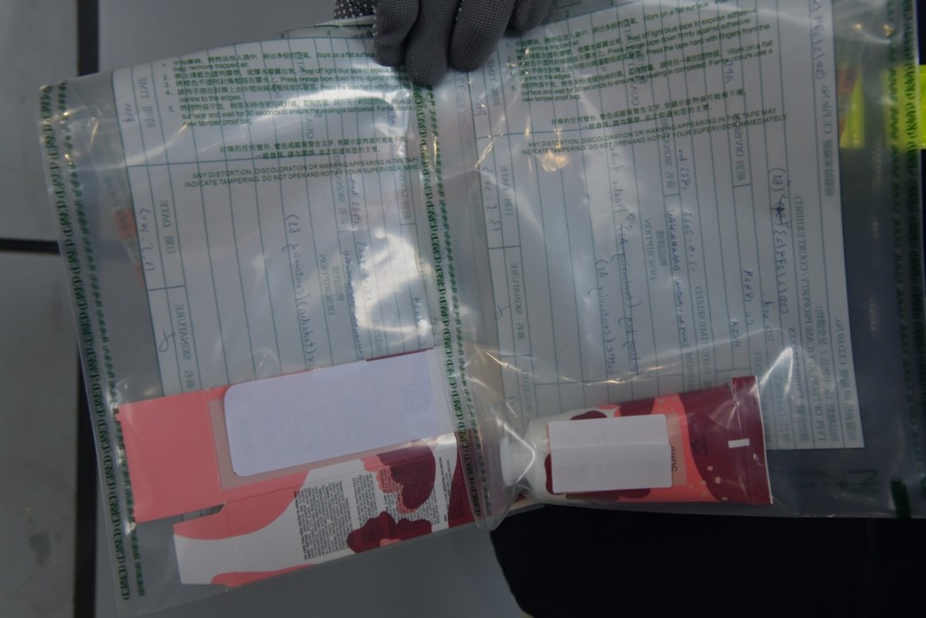 海關檢獲的液態可卡因，全放在個人護理用品內。