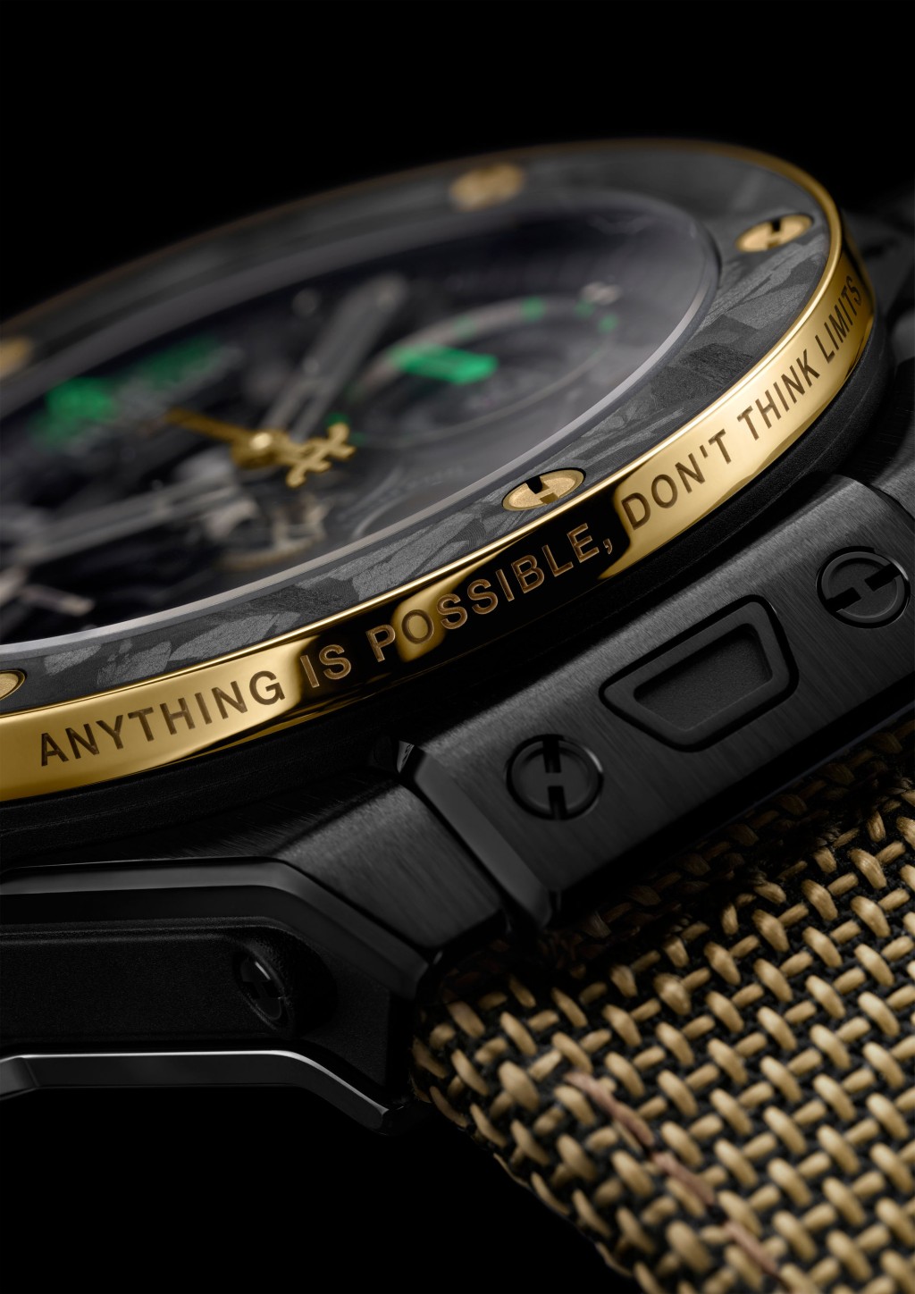 金色錶圈環的6點位更刻有其座右銘「Anthing is Possibel, Don't Think Limits」。