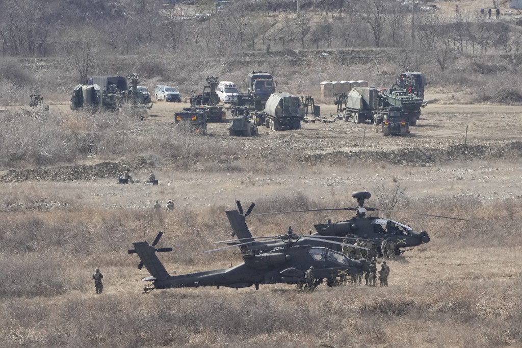 南韩和美国军队周一举行了多年来最大规模的联合军事演习，美陆军的阿帕奇直升机停在靠近北韩边境的涟川的一个训练场。AP 