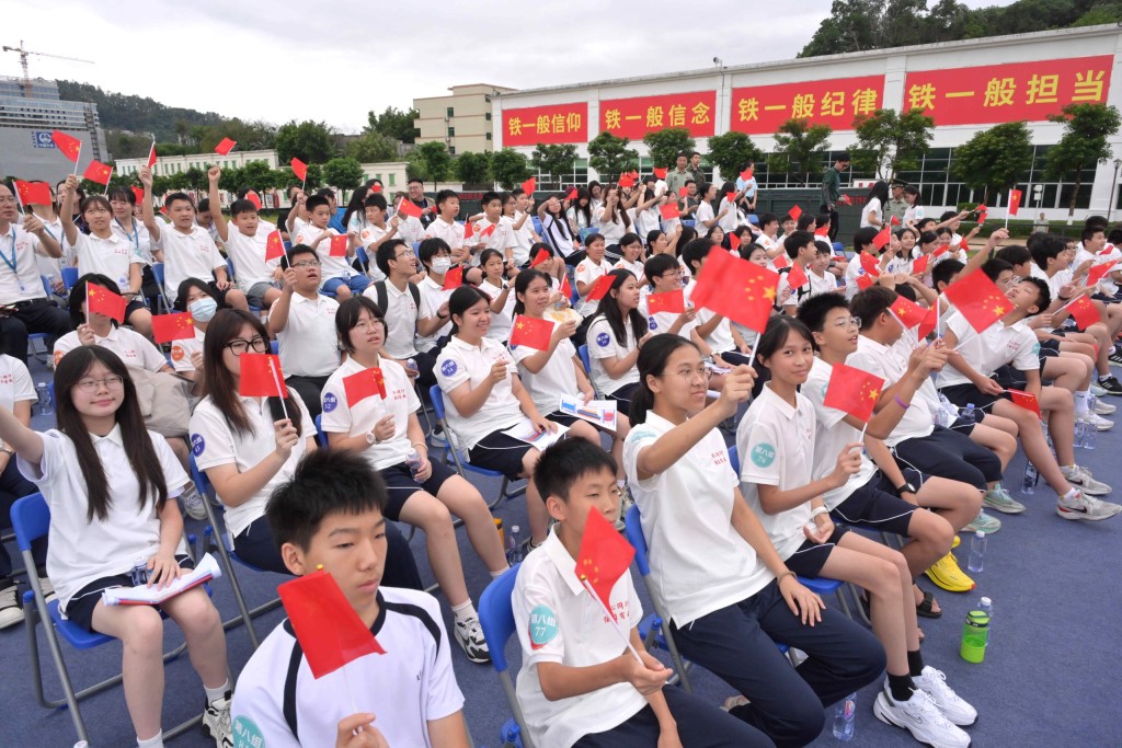 港澳青年在廣州參與港澳青少年「同心同行．強國有我」進軍營主題活動。