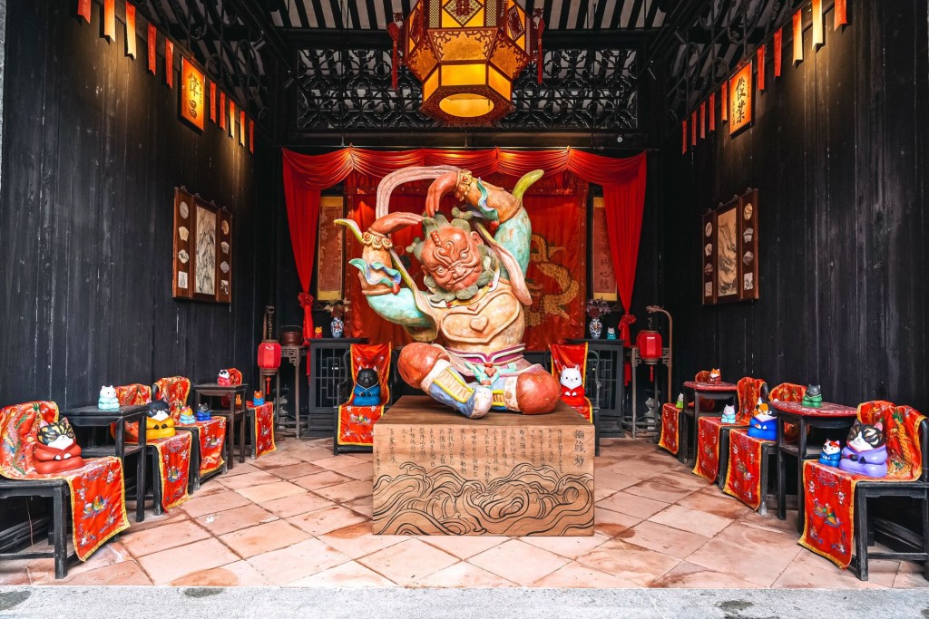 佛山「嶺南新天地」在文會里嫁娶屋內打造公共藝術作品《機緣妙》，以當代藝術語言重新詮釋佛山本土行業與民間信仰。