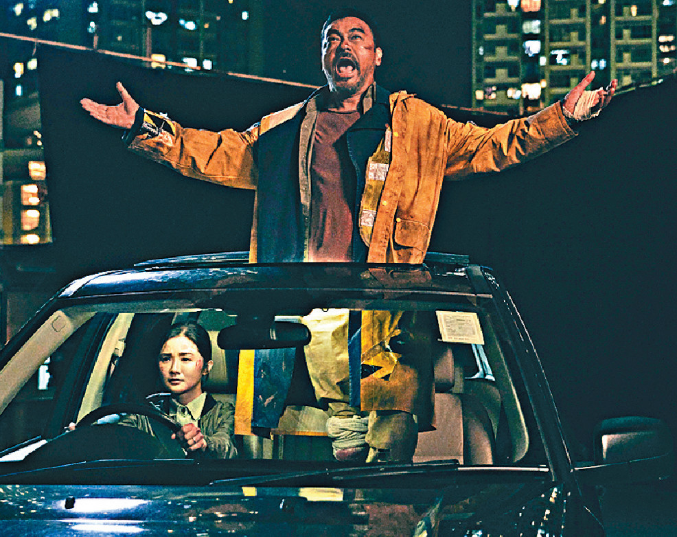 ■阿Sa在《神探大戰》中要駕車載青雲。 ■阿Sa在《神探大戰》中要駕車載青雲。