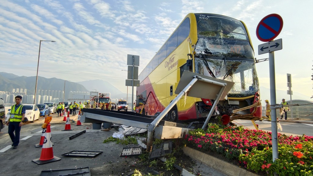 城巴直撞花槽,路牌及石壆損毀。黃文威攝 城巴直撞花槽,路牌及石壆損毀。黃文威攝