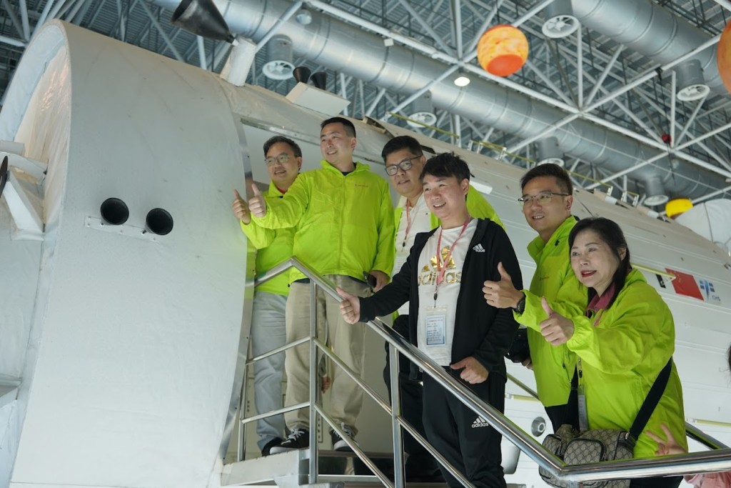 团员参观了天宫空间站展示窗，体会到太空科技的奥妙。
