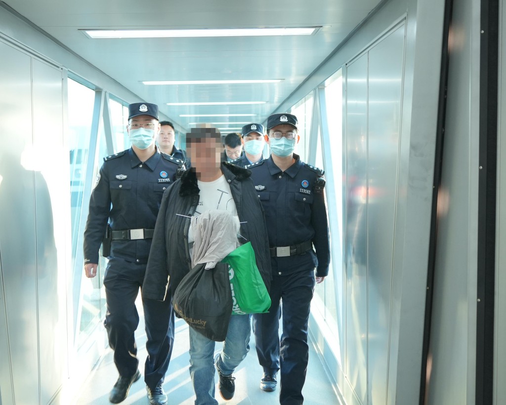 外逃11年之久的红通犯罪嫌疑人刘某龙，从印尼押解回国。