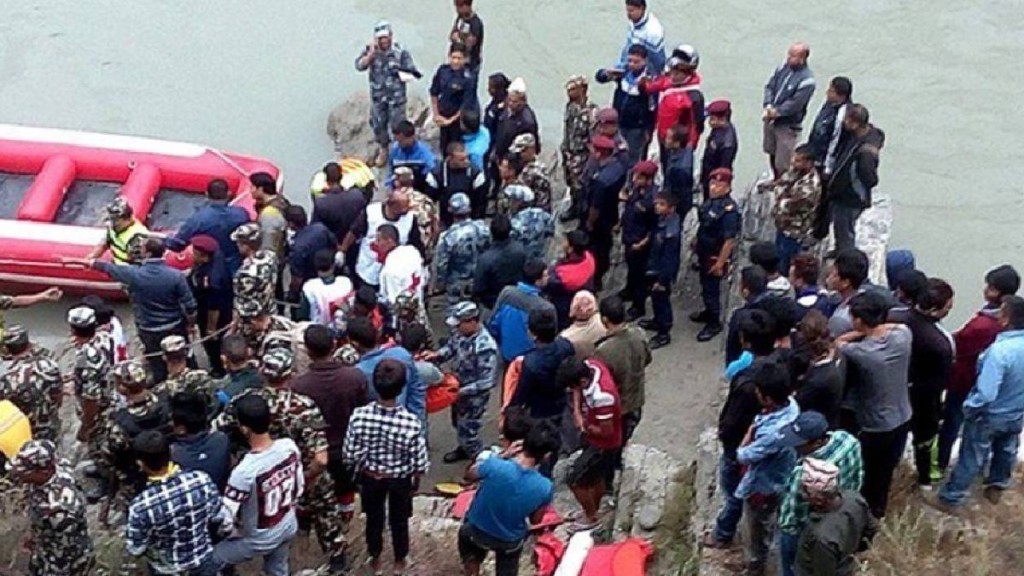 尼泊尔巴士坠河已造成18人死亡，搜救行动仍未结束。Ｘ@CCTVAsiaPacific