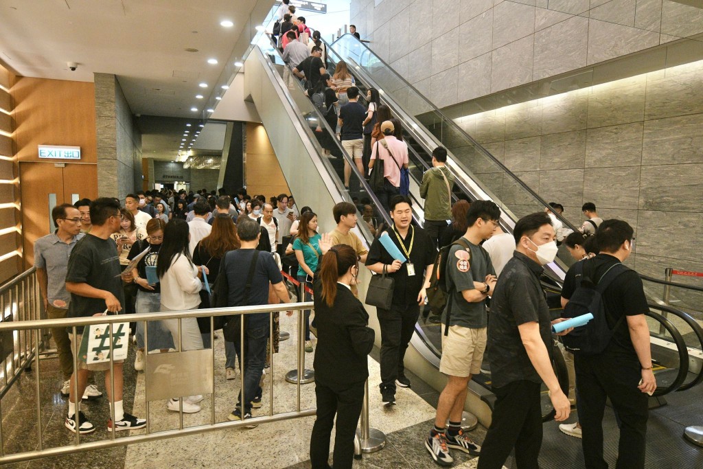 展銷廳有大批準買家排隊等候登記。 展銷廳有大批準買家排隊等候登記。