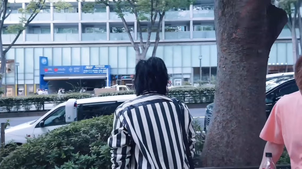 停步回看。