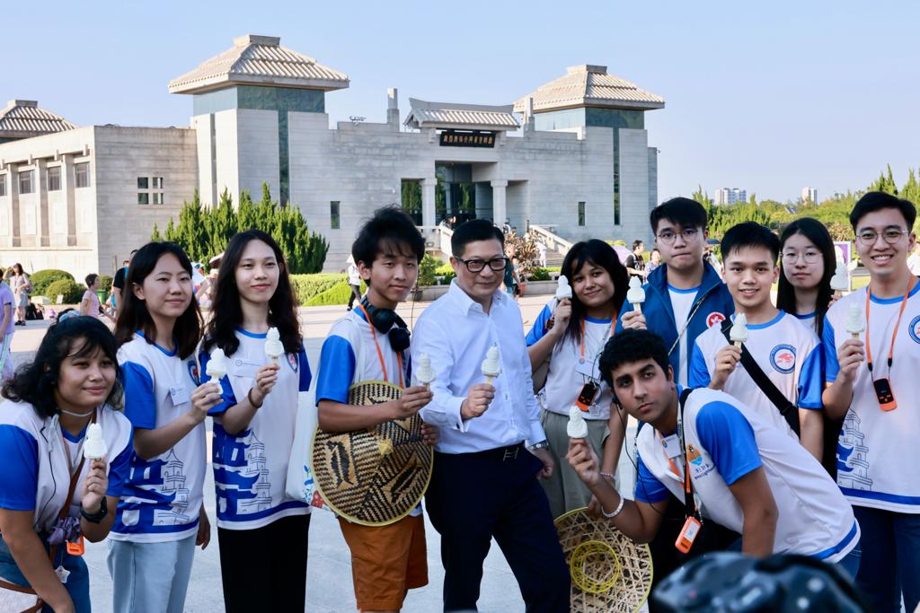 鄧炳強（左五）與青年學員在西安參觀秦始皇帝陵博物院後合照。