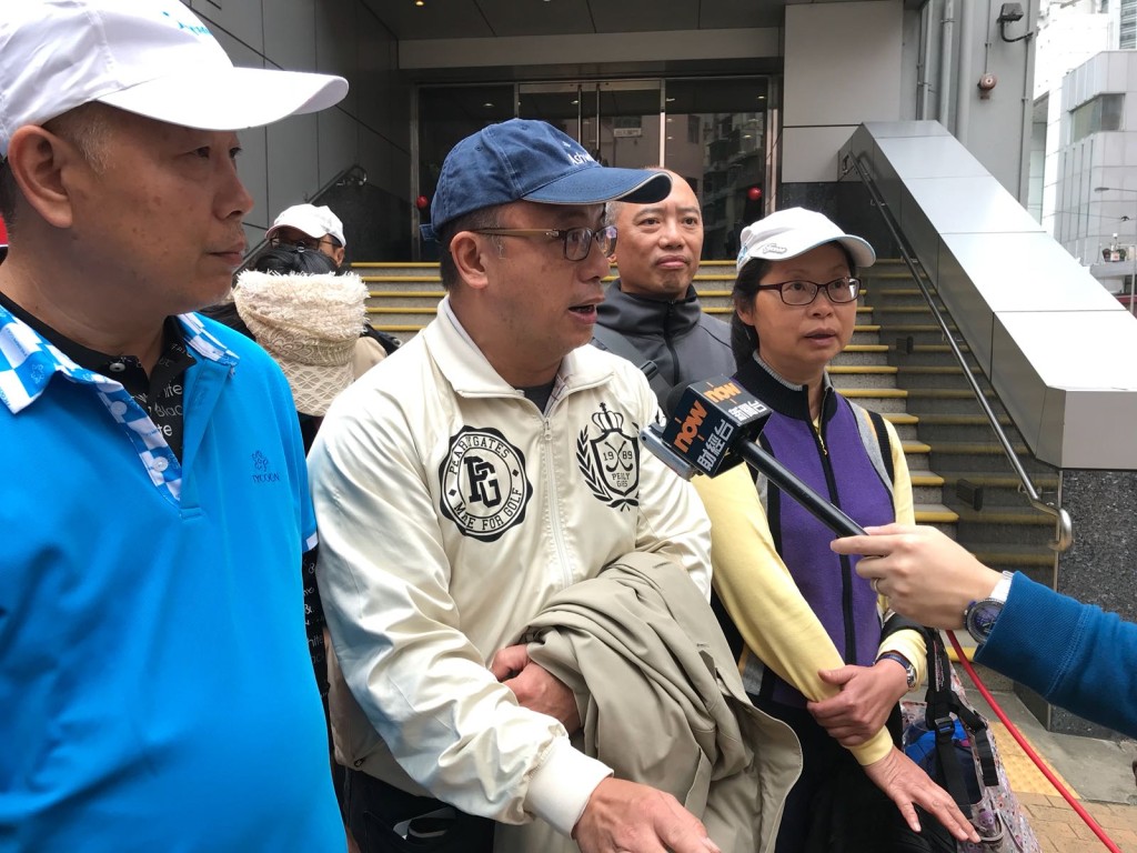 廖先生(中)批評球會的賠償金額過低。