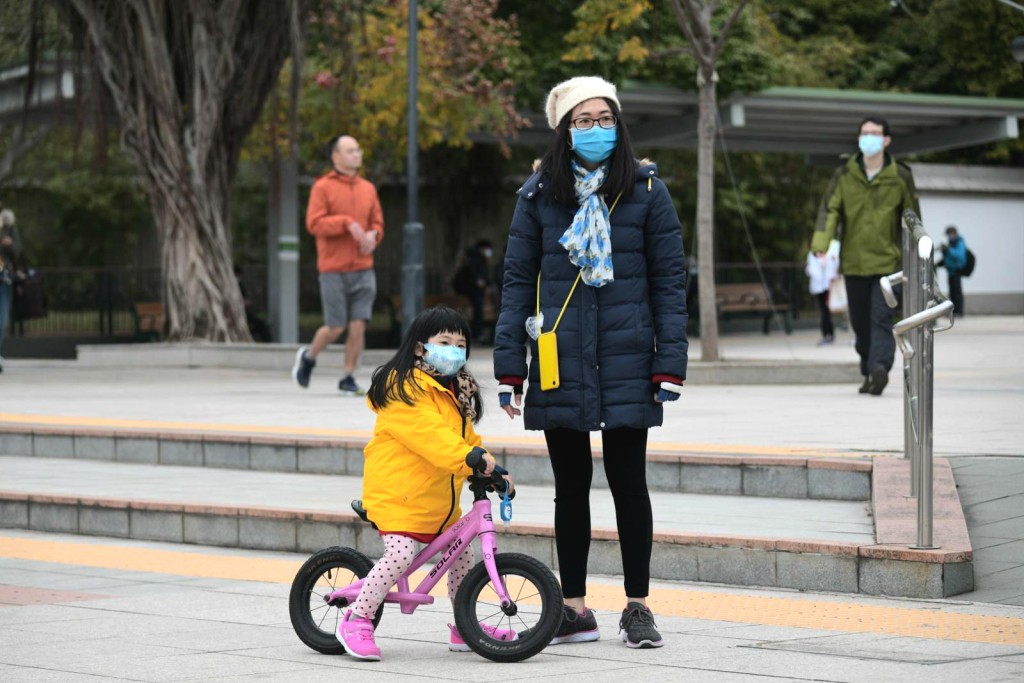 市民嚴寒下外出。