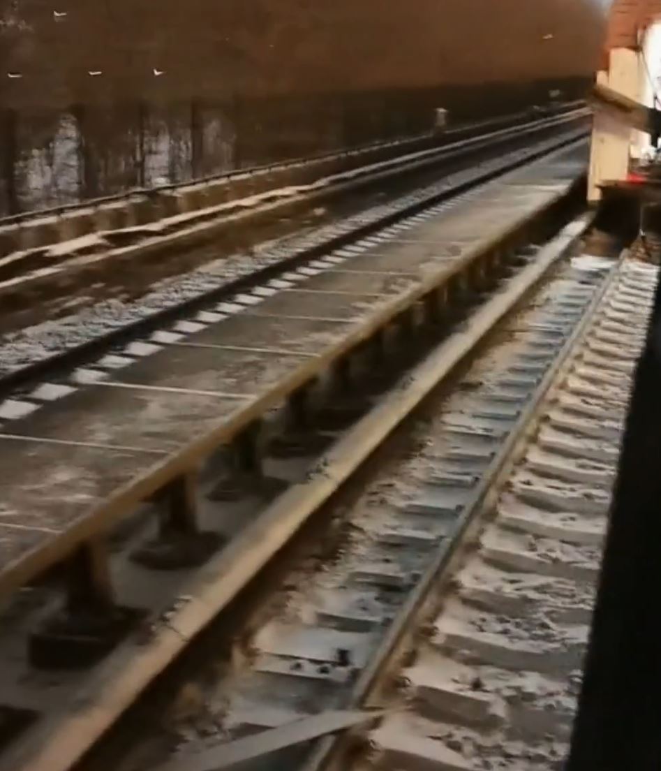 網上流出北京地鐵昌平線列車兩個車卡脫離的影片。