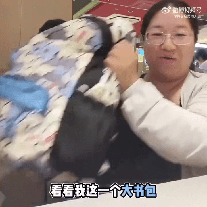 白嫖女食海底撈「自帶全桌菜」,還拍片炫耀。 白嫖女食海底撈「自帶全桌菜」,還拍片炫耀。